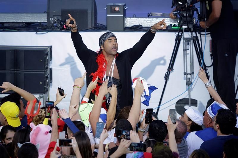 El grupo cubano Orishas durante el concierto que ofrece hoy en el Carnaval de Santa Cruz de Tenerife