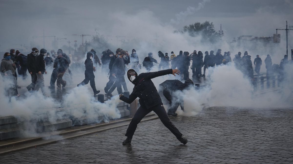 Manifestantes se enfrentan a la policía durante una protesta contra el alto costo de la vida en Burdeos.