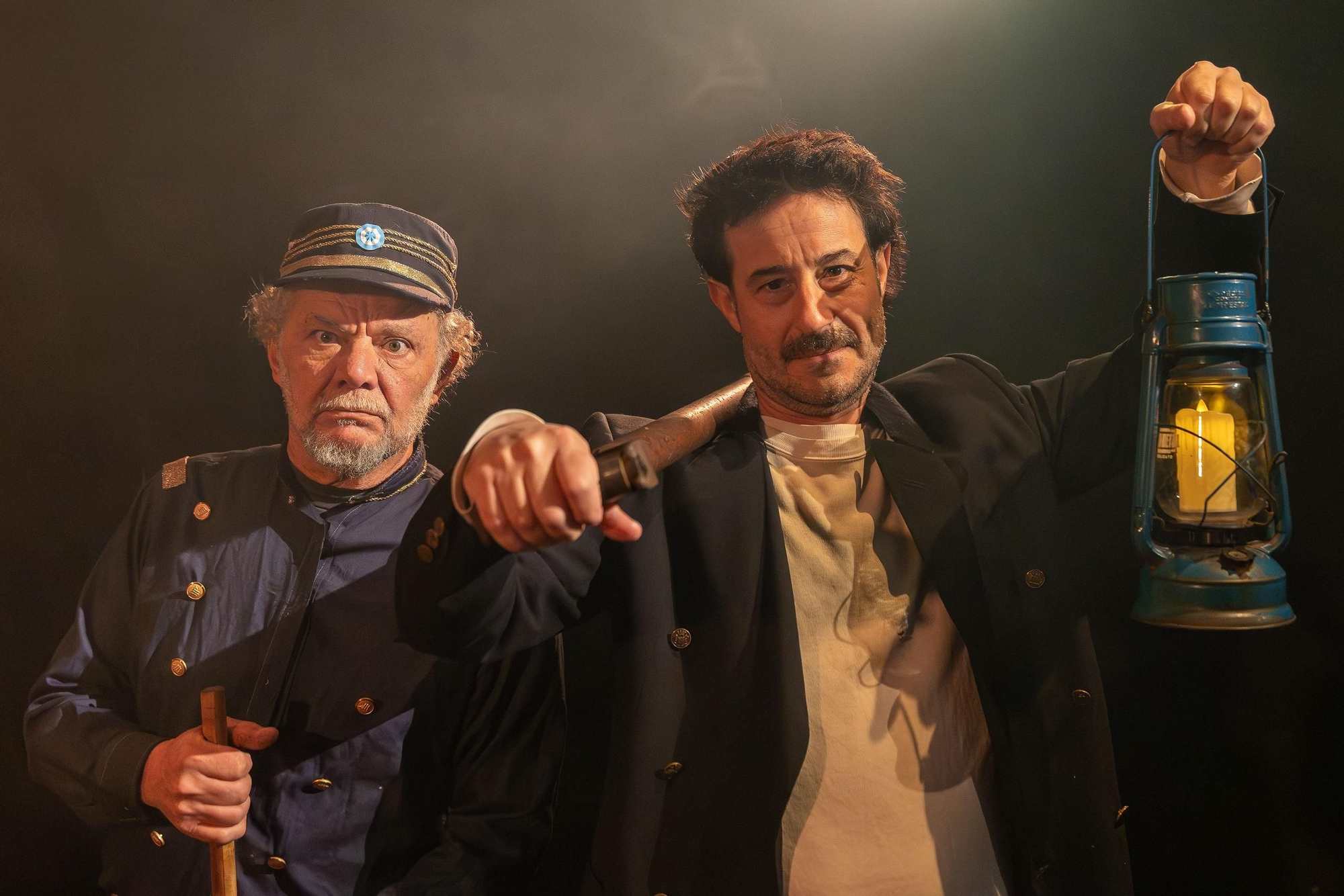 Sergio Lobo (Lezama) y Edgardo Marchiori (el capitán Gutiérrez) en plena noche pampeana. Crédito .