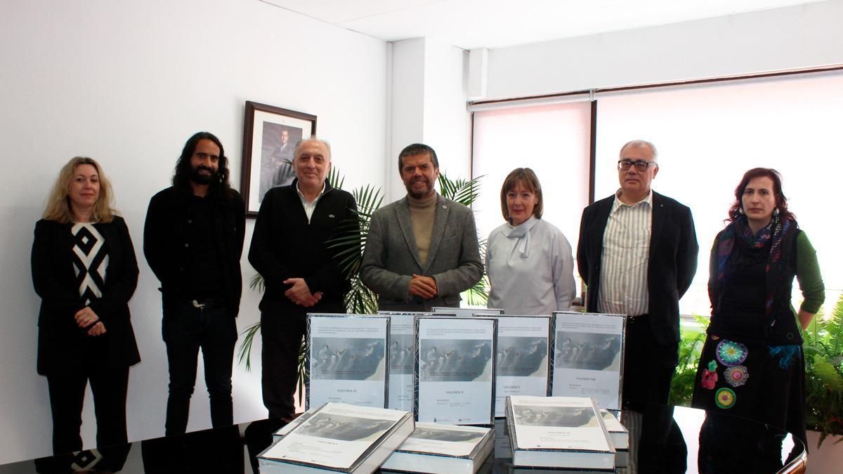 De izquierda a derecha, Yolanda Peralta, Kumar Kishinchand, Antonio Aparicio (vicerrector), Francisco García (rector), Isabel Navarro, Jesús Pérez y Yanira Hermida.