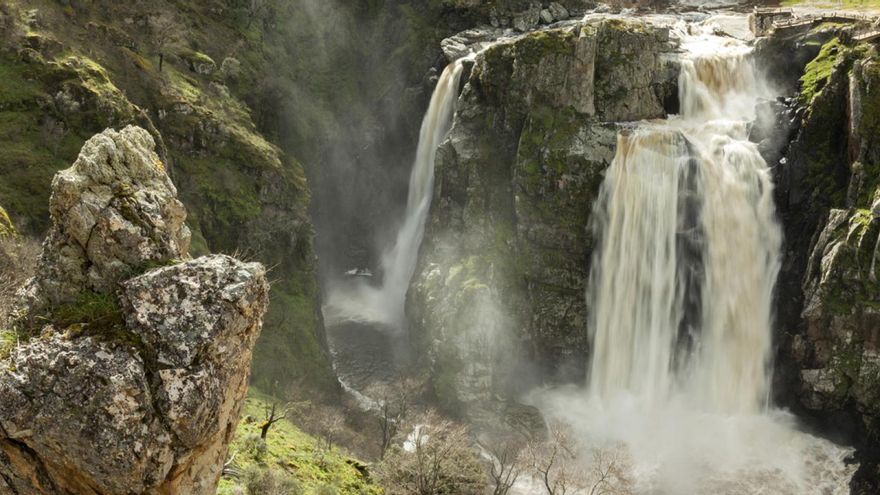Los dos caminos que llevan a ver una de las cascadas más impresionantes de Castilla y León, rodeada de desfiladeros de granito