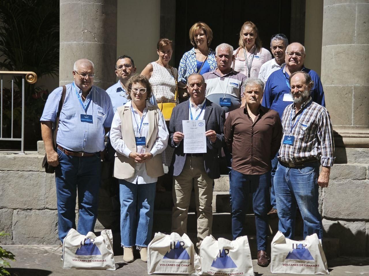 Miembros de la Plataforma Volcán tras la entrega de las firmas en el Parlamento.