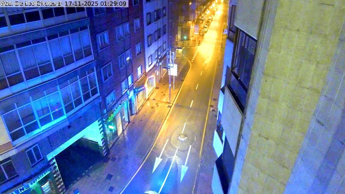 Imagen de la calle Llano Ponte en Avilés, a la una y media de la pasada madrugada.