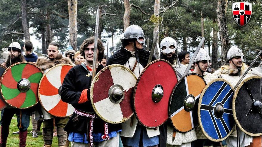 Unos reconstruccionistas históricos ataviados de soldados vikingos. Foto: Caballeros de Ulver.