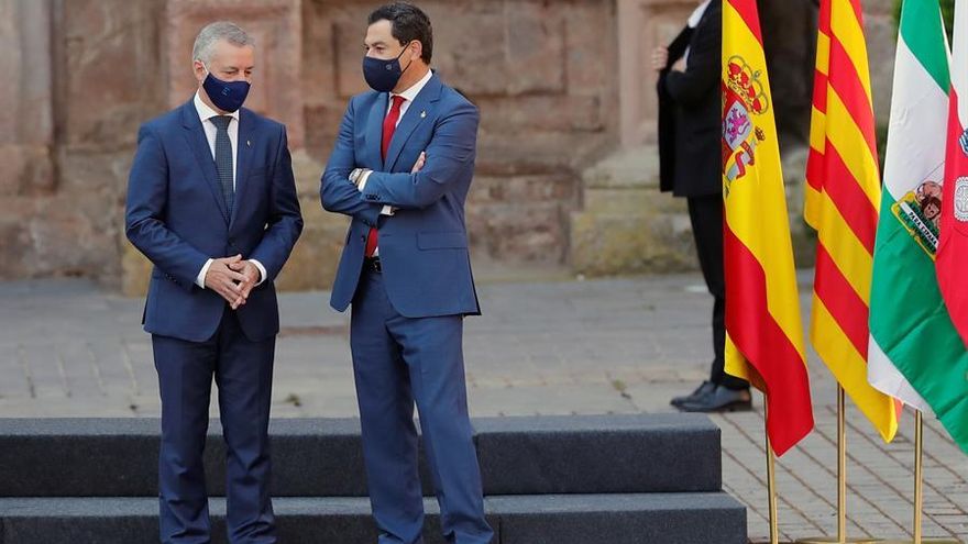 Juan Manuel Moreno e Iñigo Urkullu charlan durante la conferencia de presidentes
