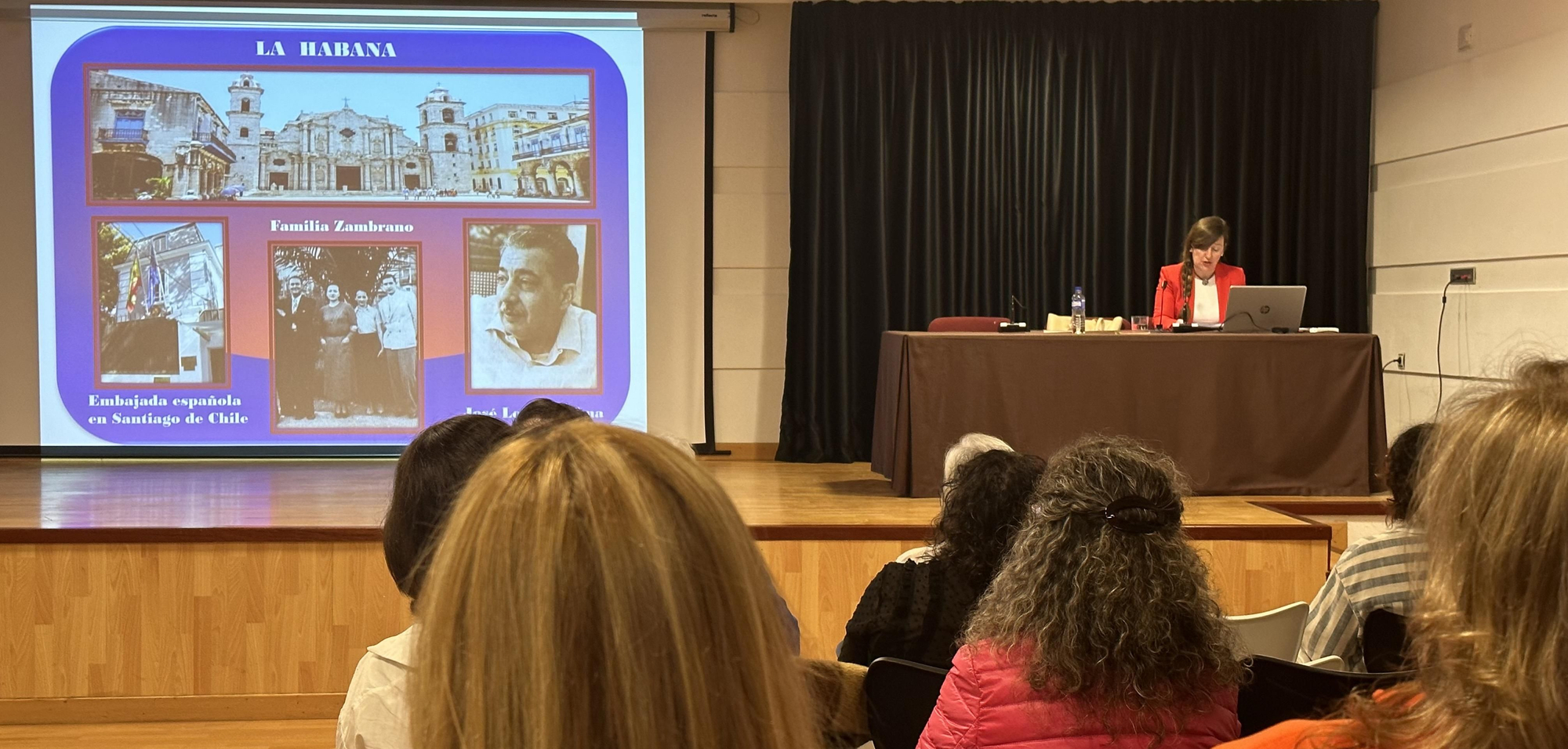 La doctora Sonia Petisco durante la conferencia.