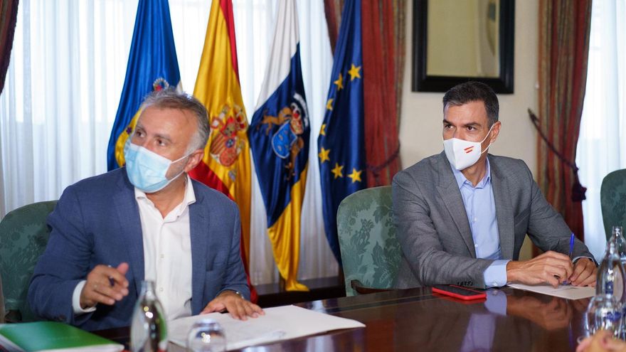 El presidente del Gobierno, Pedro Sánchez, durante una reunión este viernes en La Palma con el presidente de Canarias, Ángel Víctor Torres (i), y los diferentes consejeros del Ejecutivo autonómico para evaluar la situación de la isla en el sexto día de erupción.