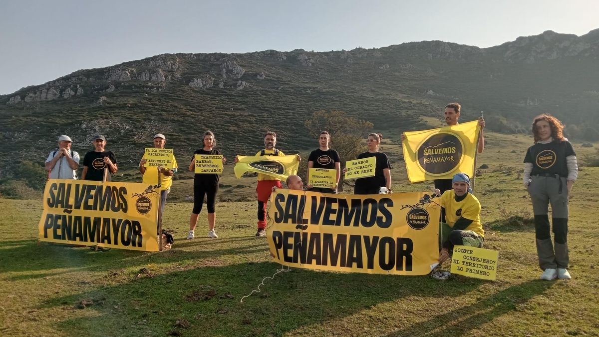 Miembros de la plataforma ciudadana Salvemos Peñamayor.