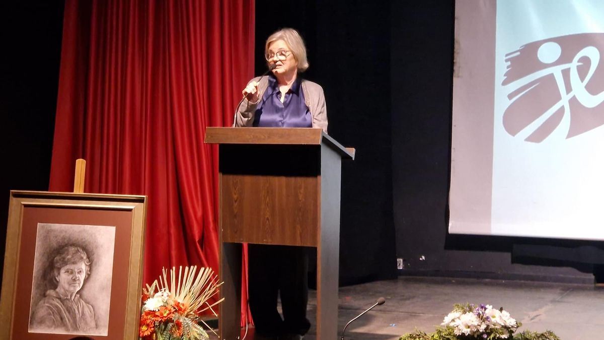 El Instituto Juan del Enzina rinde un emotivo homenaje a Janick Le Men por su defensa incansable del leonés