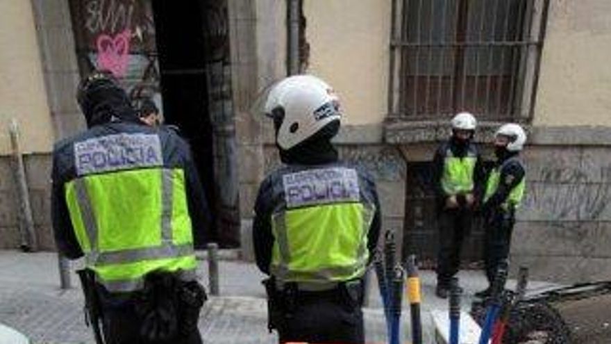 Policías durante el desalojo de Corredera 20