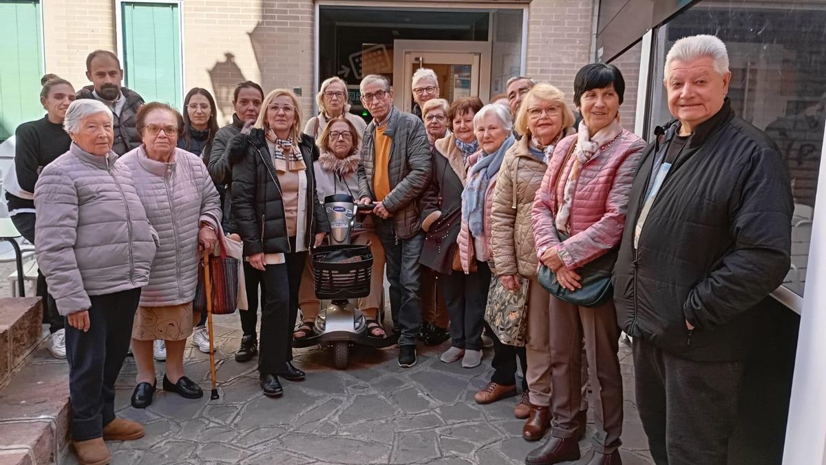 Vecinos de Serra ante la última sucursal bancaria abierta en la localidad.
