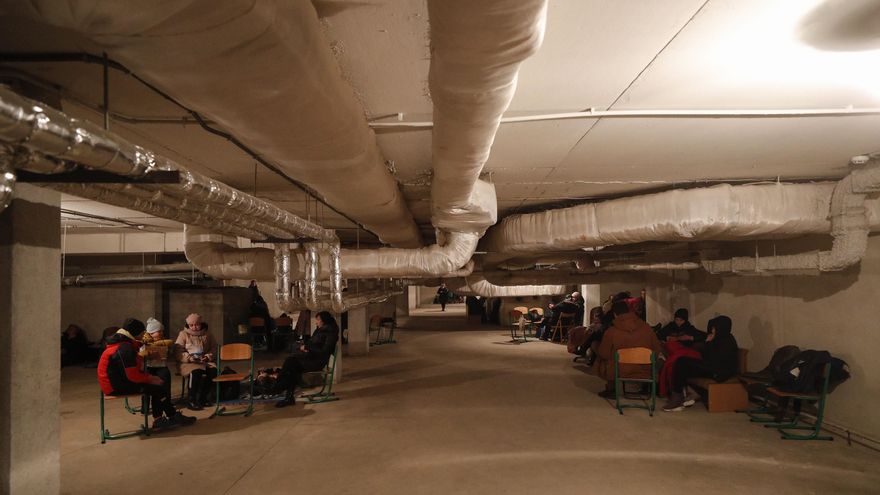 Personas en un albergue en Kiev, Ucranía, luego del ataque de Rusia, este 24 de febrero de 2022. EFE/EPA/Sergey Dolshenko