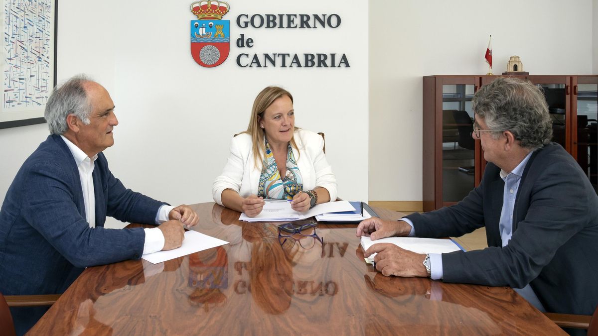 La consejera de Presidencia, Justicia, Seguridad y Simplificación Administrativa, Isabel Urrutia, se reúne con el decano del Colegio de Abogados, Andrés de Diego Martínez