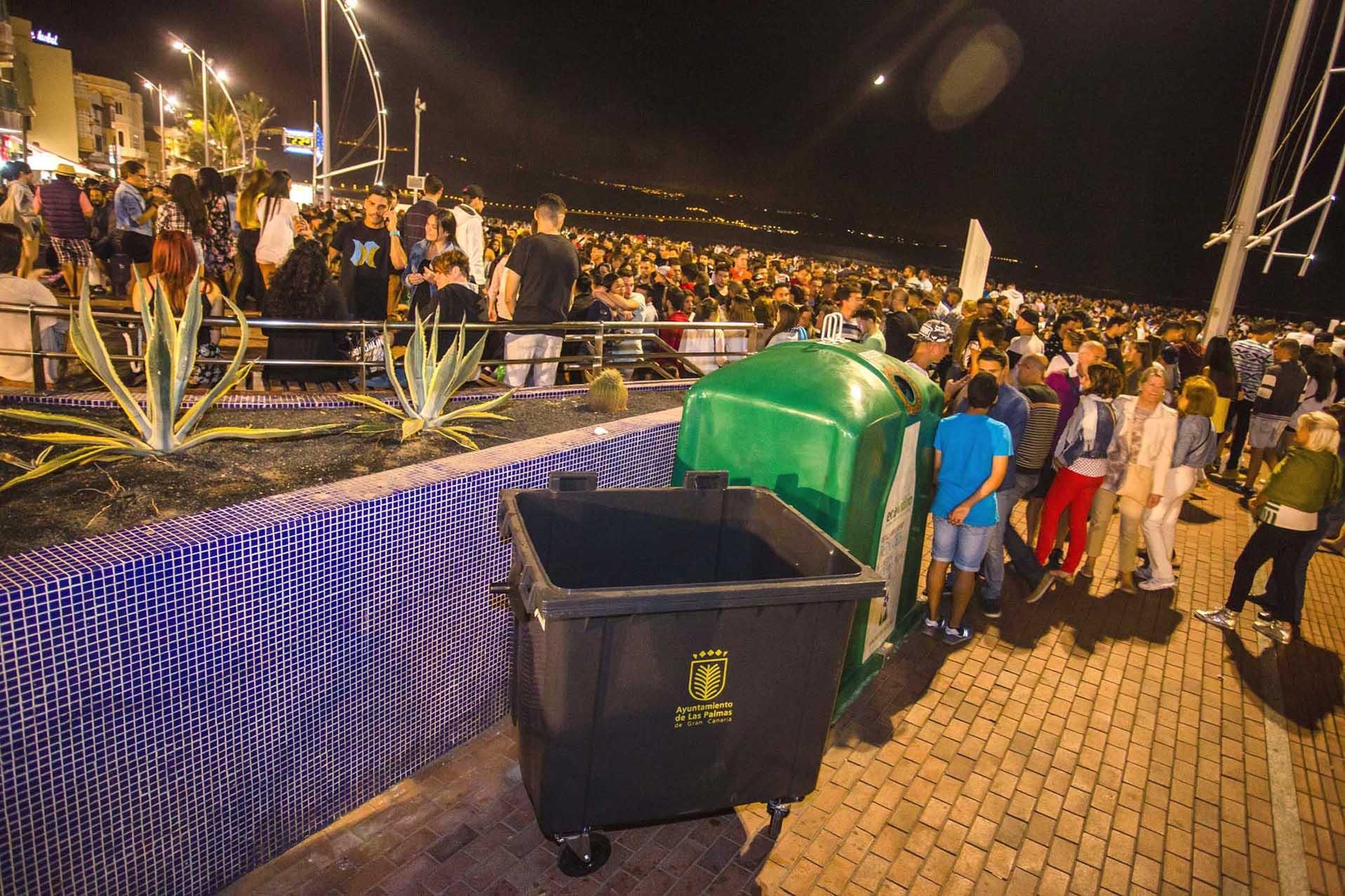 Miles de personas celebraron la noche de San Juan en la Playa de Las Canteras.