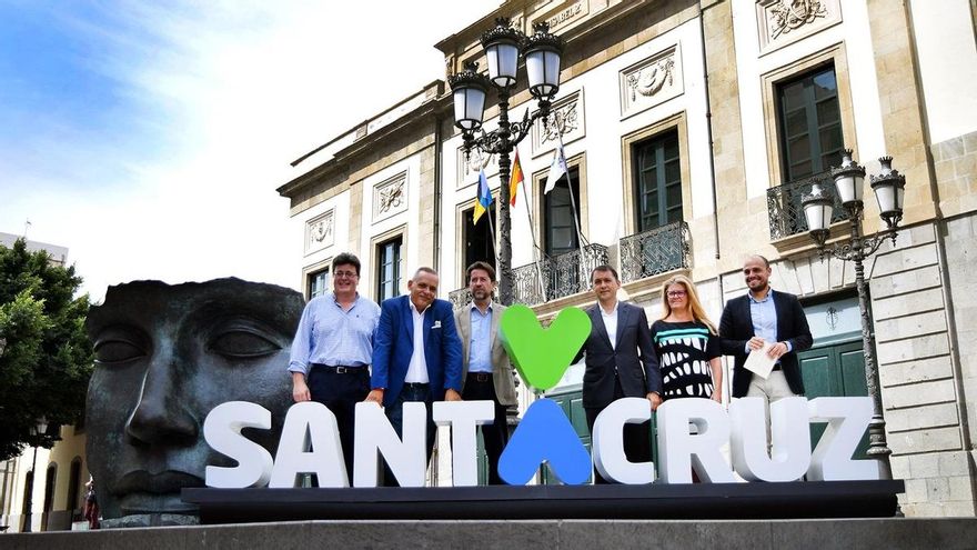 Foto de familia junto a la nueva imagen de marca de la ciudad