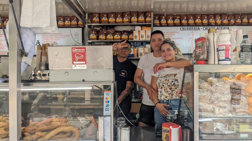 Daniel, Ángel y Julia venden churros con chocolate a 36 grados a la sombra: "Hoy no abrimos por la tarde".