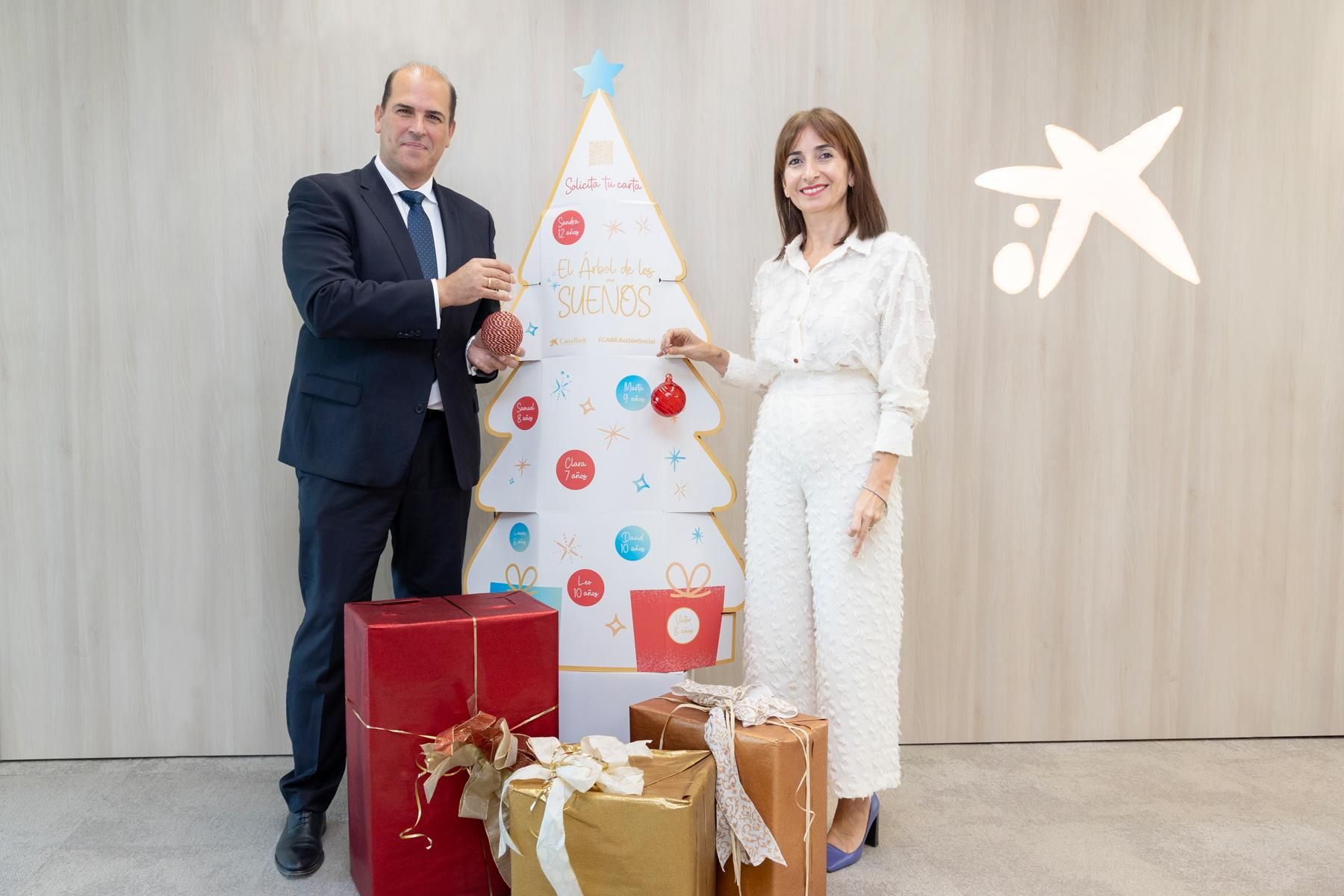 Manuel Afonso, director territorial de CaixaBank, y Olga del Pino, responsable de Acción Social durante la presentación de 'El Árbol de los Sueños'.
