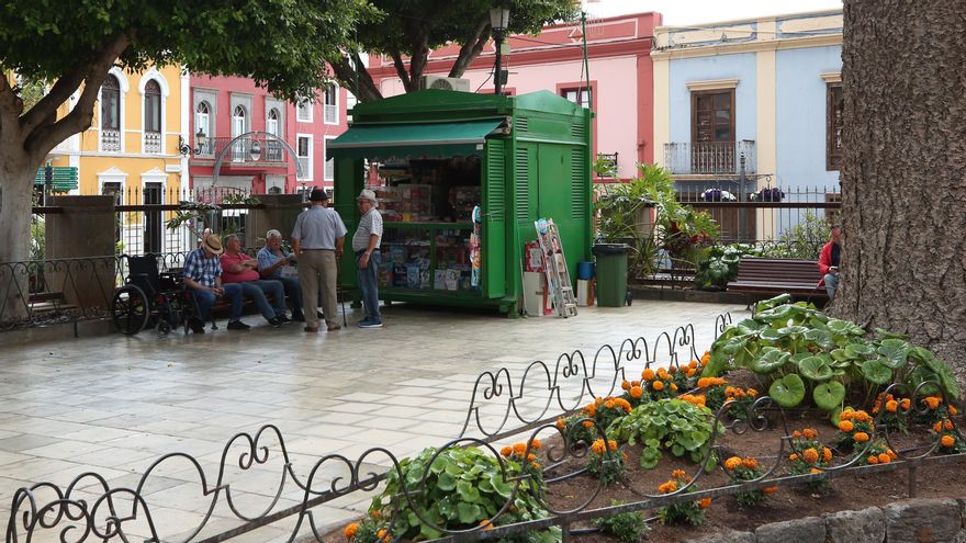 Un grupo de jubilados este martes en Plaza de Santiago, Gáldar