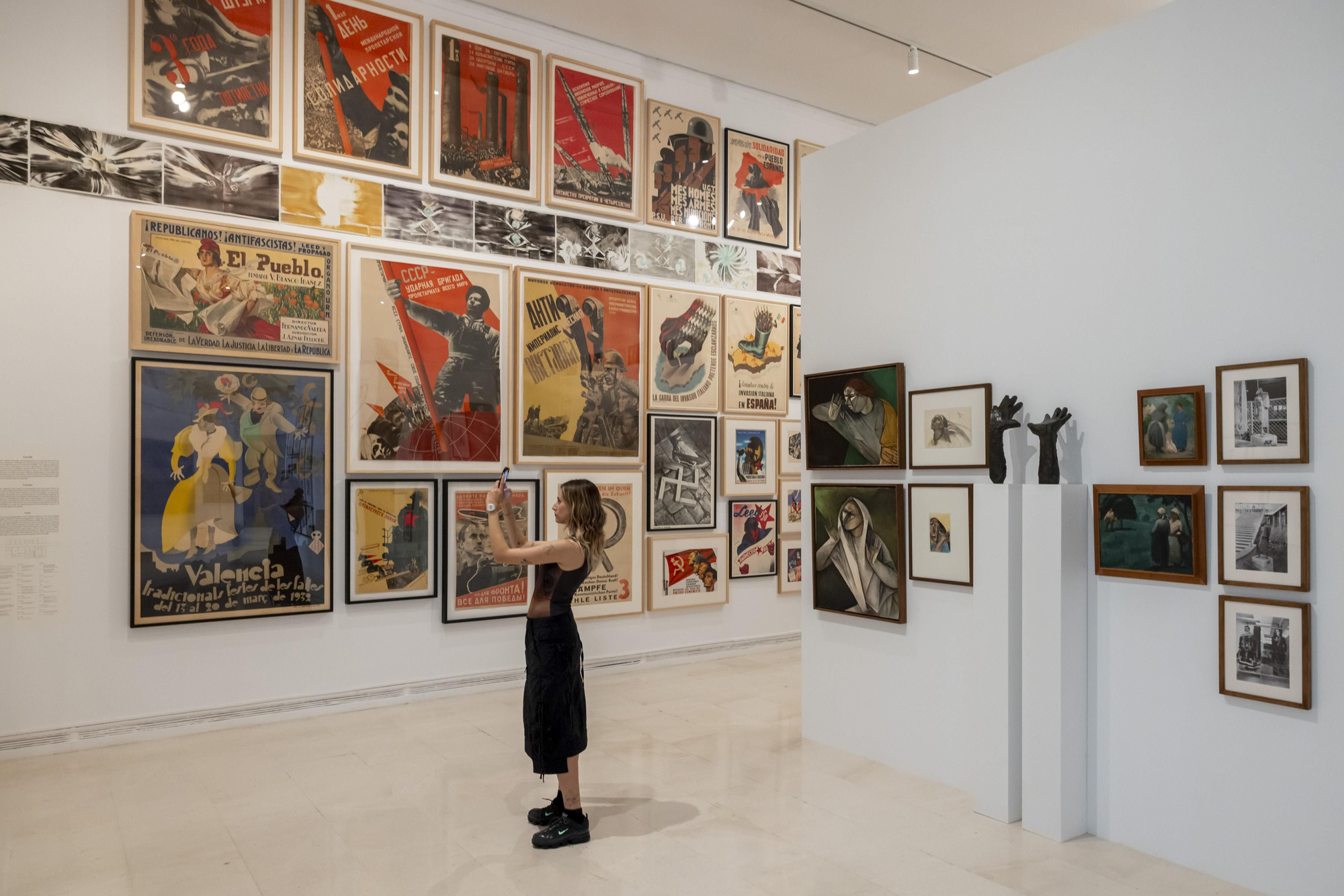 La exposición 'popular' reúne en el IVAM piezas, algunas nunca expuestas, de 300 artistas como Picasso, Josep Renau, Warhol, Cindy Sherman, Varvara Stepanova o Miró.