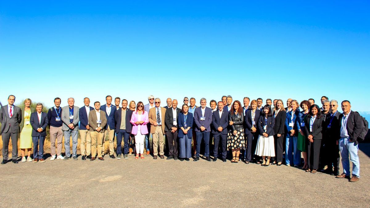 Foto de familia de los participantes en la inauguración de las jornadas DiploInnova Canarias, que se celebran en el observatorio del Roque de Los Muchachos, en  la Villa de Garafía.