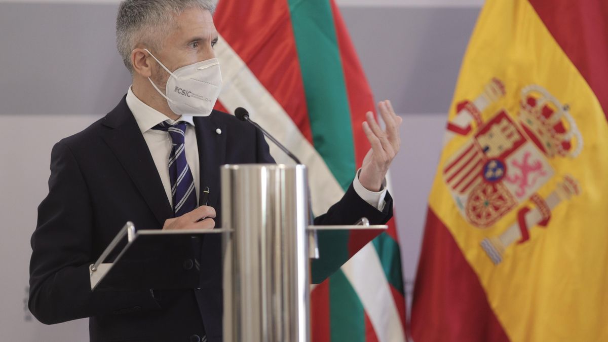 El ministro de Interior, Fernando Grande-Marlaska, en la rueda de prensa tras la reunión de la Junta de Seguridad del País Vasco celebrada el 18 de junio