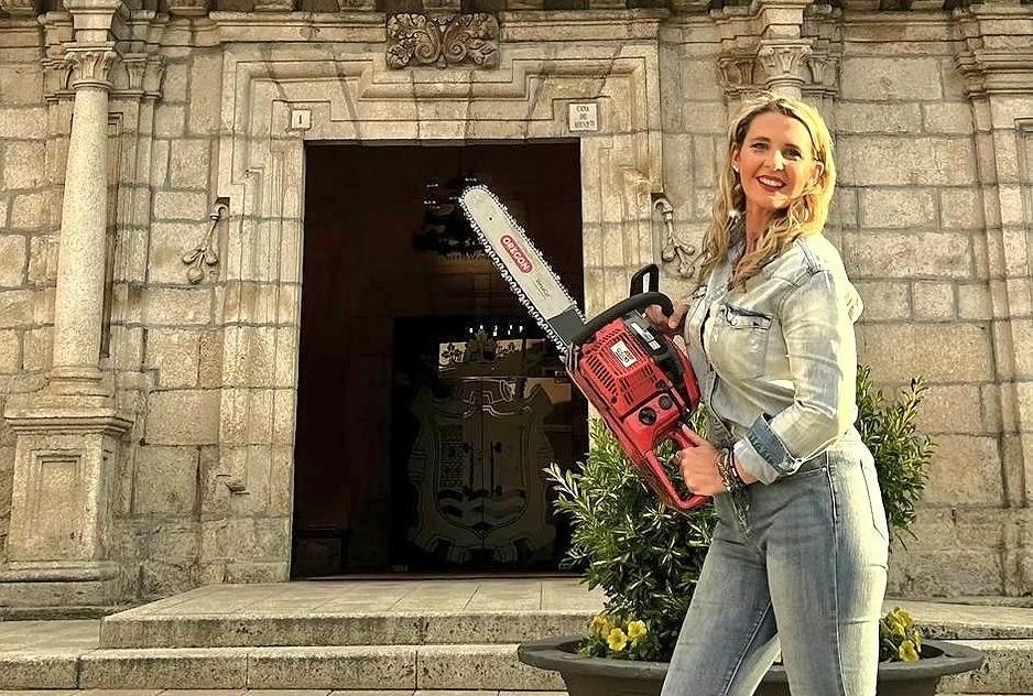 Patricia González (Vox), durante la campaña electoral con una motosierra a las puertas del Ayuntamiento de Ponferrada.