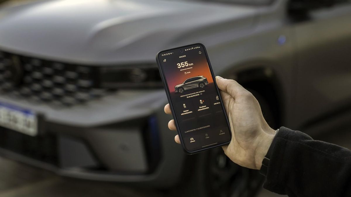 Mediante la App My Koleos se pueden abrir las puertas, encender el auto y regular la climatización a distancia.