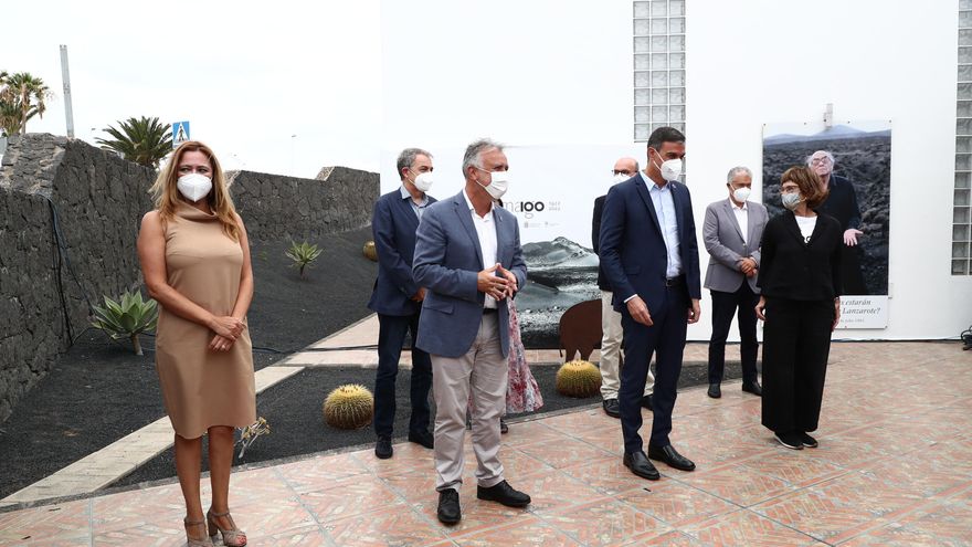 Foto institucional en las puertas de 'A Casa'. / FOTO: Pool Moncloa | Fernando Calvo