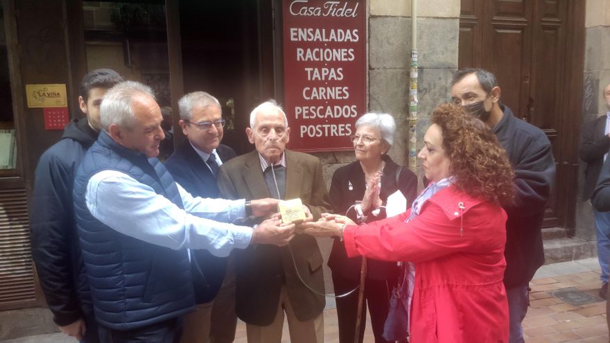 Familia junto al historiador Benito Bermejo