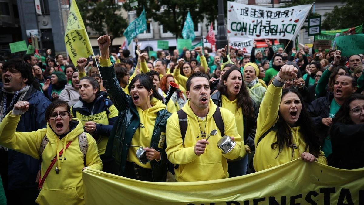 Los profesores en huelga protestan contra Ayuso a las puertas de un acto y ella les llama “violentos”