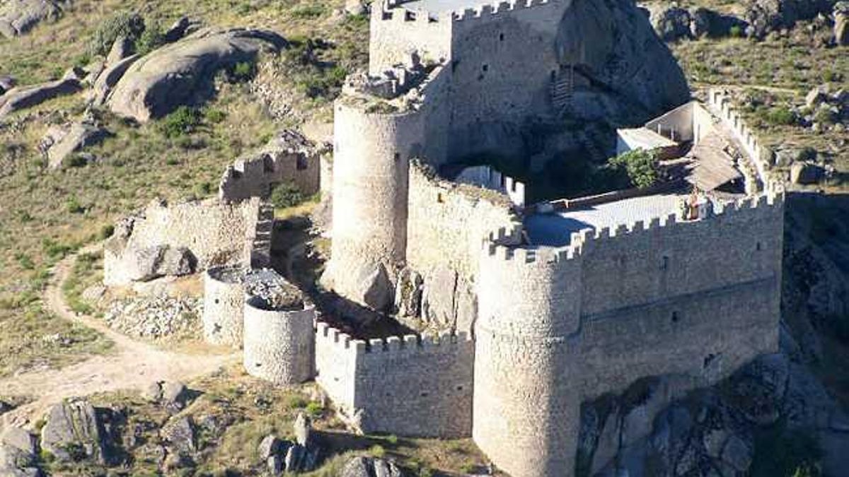 Este enclave sirvió como punto de defensa, fundamental para vigilar el paso por las tierras de Ávila