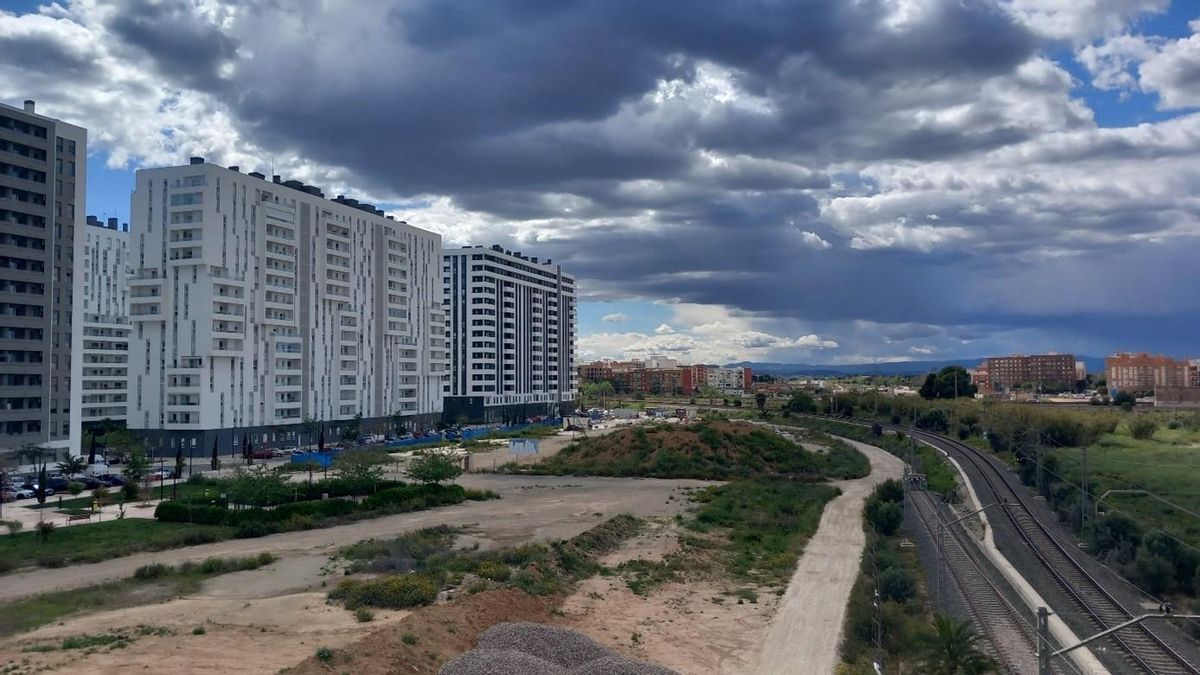 Vías de ferrocarril, una de las barreras que separan Turianova de la ciudad.  