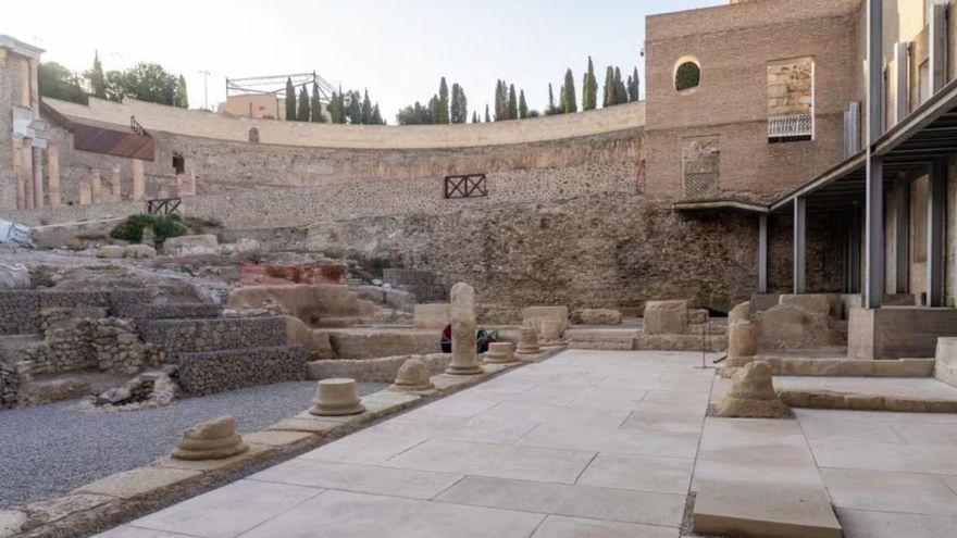 Hallan una jabalina, restos de cascos y la cloaca original de este teatro romano de Cartagena