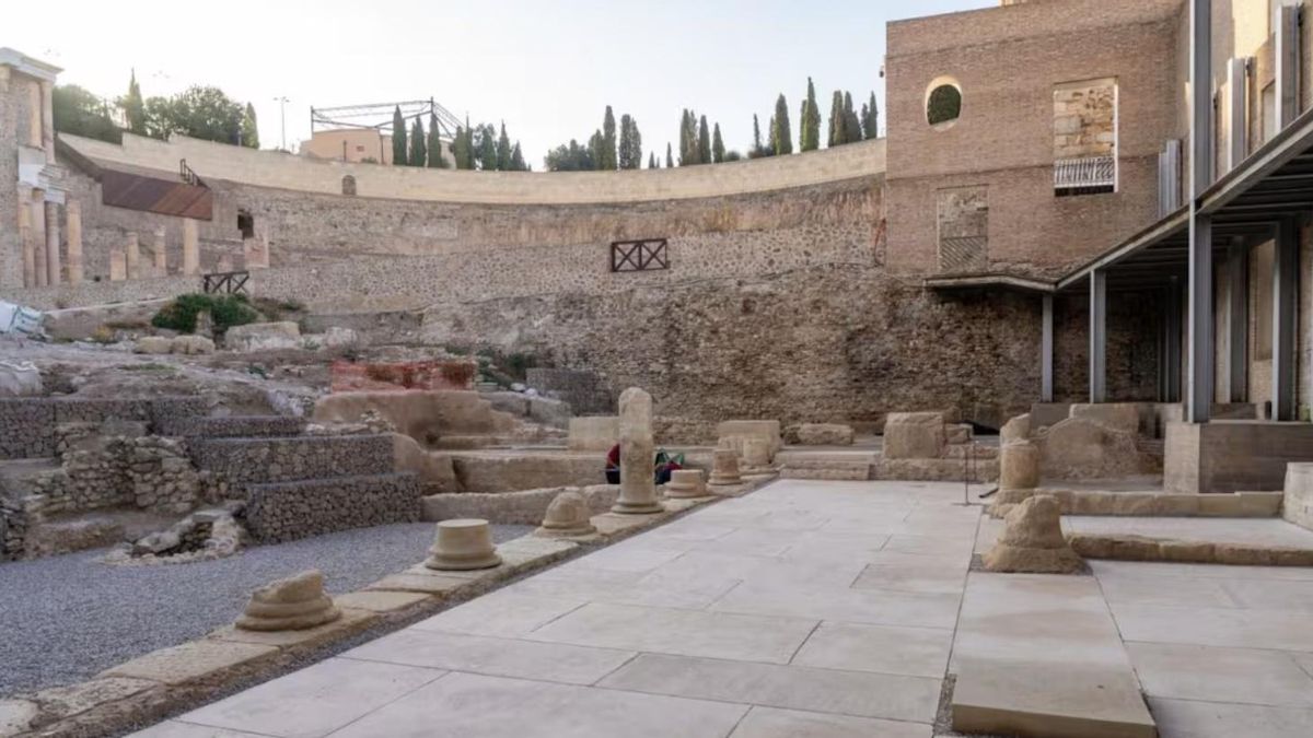 Hallan una jabalina, restos de cascos y la cloaca original de este teatro romano de Cartagena