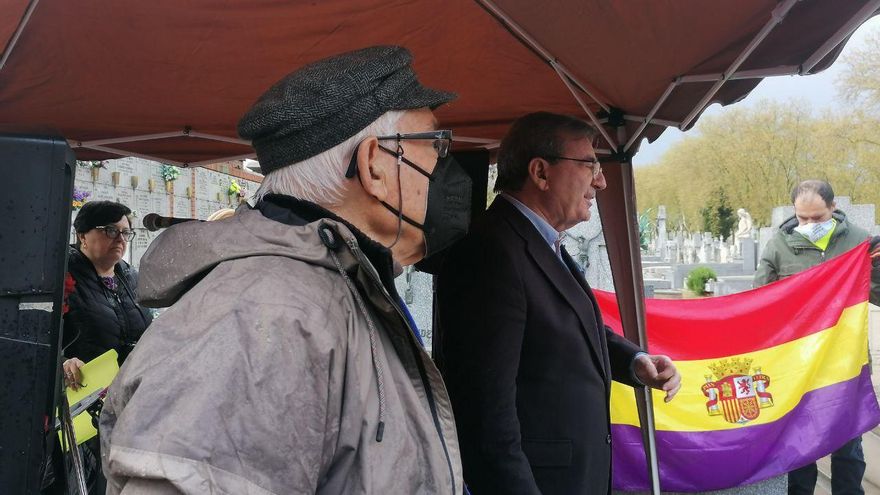 Fausto y Fernando Martínez López, secretario de Estado de Memoria Democrática del Gobierno, durante el homenaje a los fusilados.