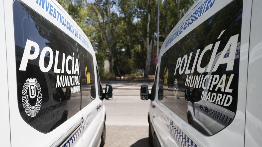 Cárcel para dos policías municipales de Madrid por abusos sexuales a una joven durante un cacheo en un portal