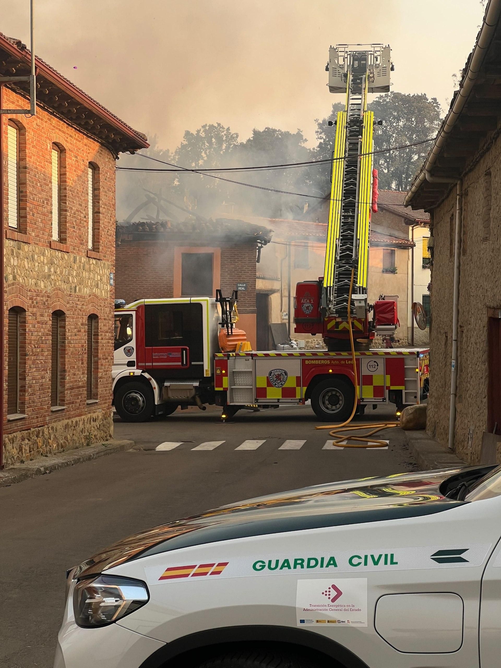 Bomberos en el casco urbano de Castro del Condado, afectado por las llamas del incendio forestal.