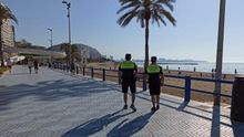 Policías municipales patrullan en Alicante