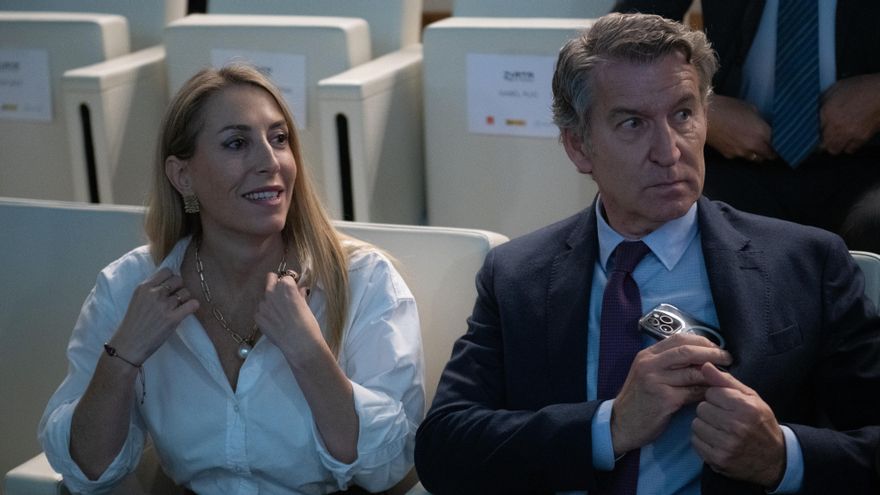 La presidenta de la Junta de Extremadura, María Guardiola, y el presidente del PP, Alberto Núñez Feijóo, el 27 de octubre de 2025