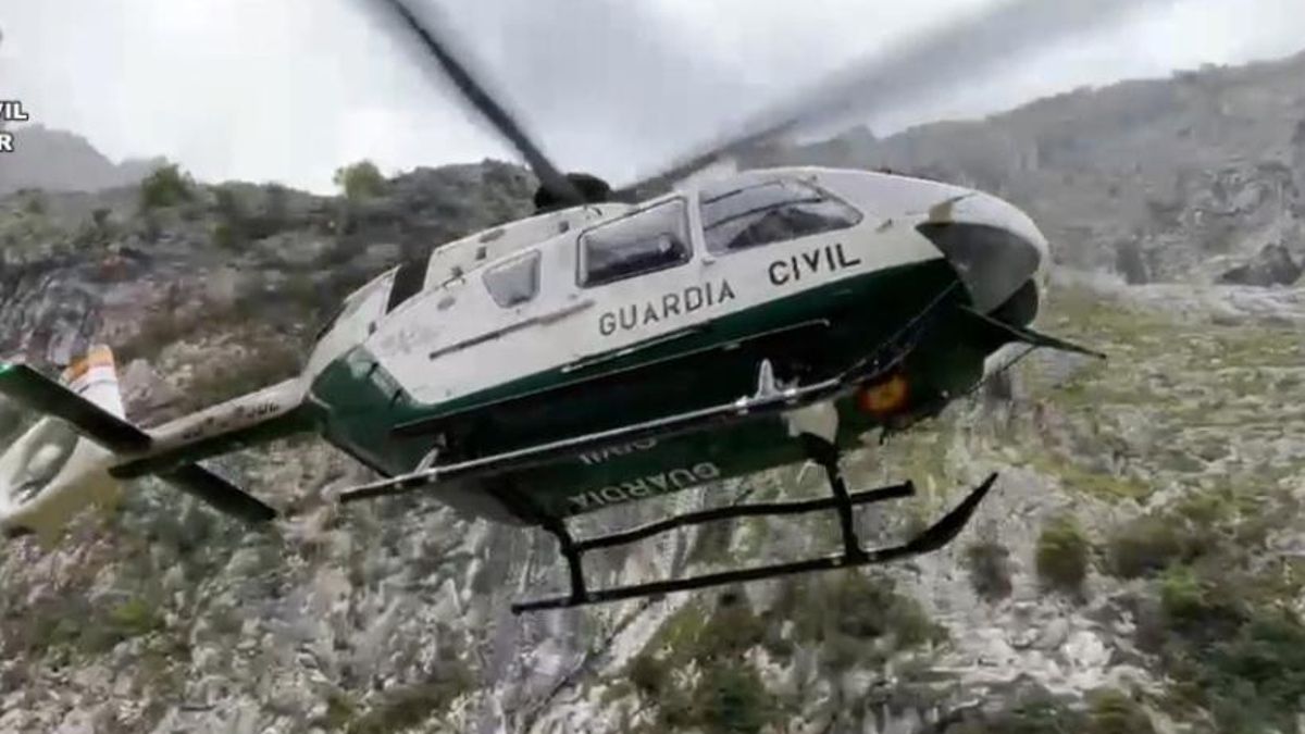 La aeronave, en pleno vuelo para ir a rescatar a los tres montañeros en Picos de Europa.