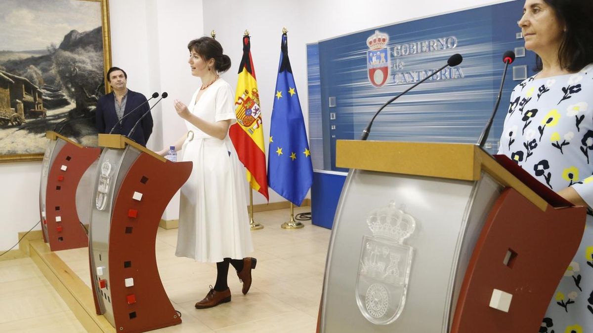 Paloma Navas (en el centro de la imagen), flanqueda por Carmen Fariñas y Rafael Tejido durante la rueda de prensa. | LARA REVILLA