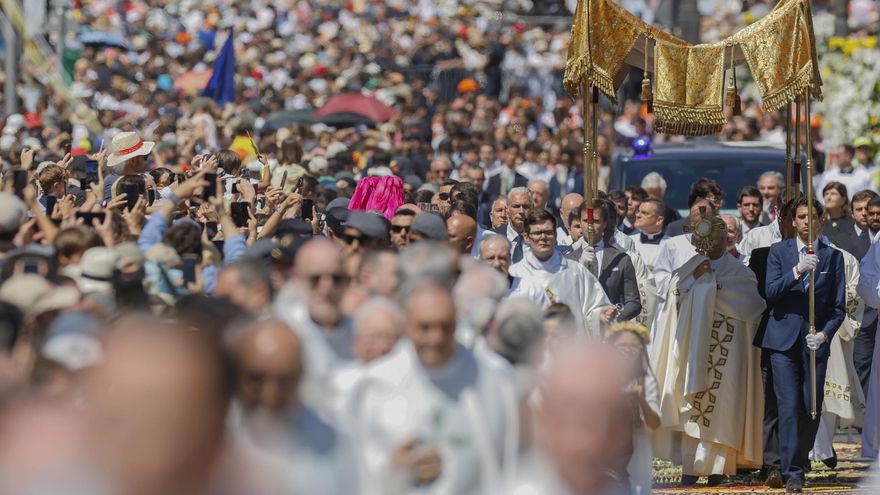 El papa León XIV durante la procesión del Corpus Christi tras la misa oficiada este domingo en la Plaza de Cibeles de Madrid. EFE/Javier Lizón