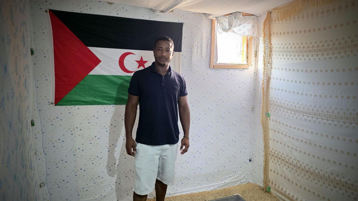 Mahmud, que vino en patera hasta Almería, en la casa que se han construido en el sector saharaui del trazado de Fórmula 1.