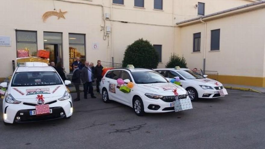Tres vehículos de Radio Taxi León participaron en la cabalgata de Reyes Magos de León.