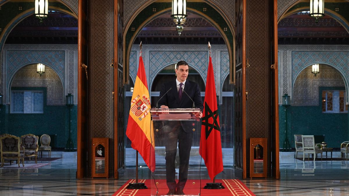 El presidente del Gobierno español, Pedro Sánchez, ofrece una rueda de prensa tras ser recibido por el Rey de Marruecos, Mohamed VI, en su primer viaje oficial de esta legislatura a Marruecos, a 21 de febrero de 2024, en Rabat (Marruecos).