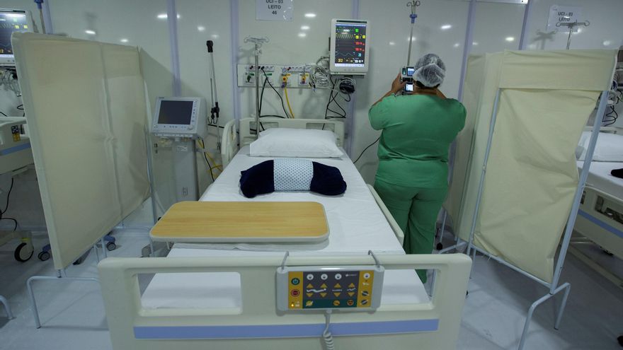 Una enfermera revisa los insumos en una sala para pacientes con la covid-19 en un hospital en Brasilia (Brasil), en una fotografía de archivo. EFE/ Joédson Alves