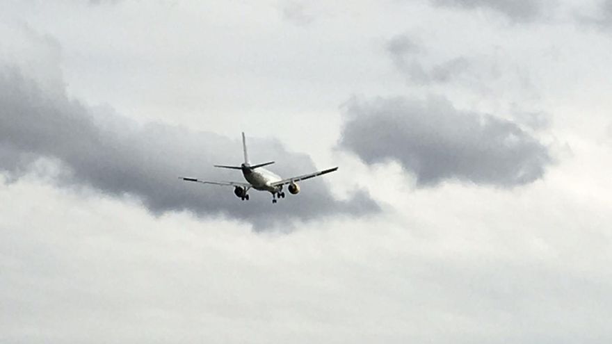 Un avión abandona el aeropuerto de Bilbao