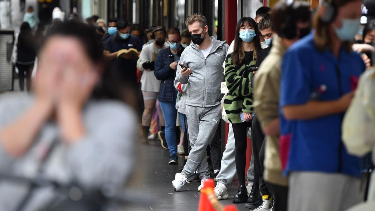 People wait in line at a walk-in Covid-19 testing site in Melbourne, Australia, 05 January 2022. Covid-19 testing pressures in Victoria have prompted four private pathology labs to close 54 sites while they catch up on a backlog of results.