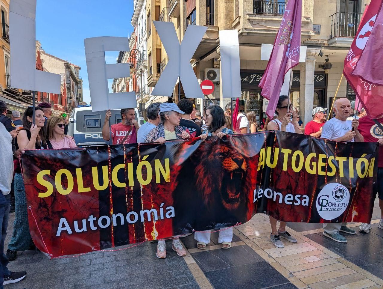 Protesta en León contra la gestión de la Junta de los incendios forestales de este verano.