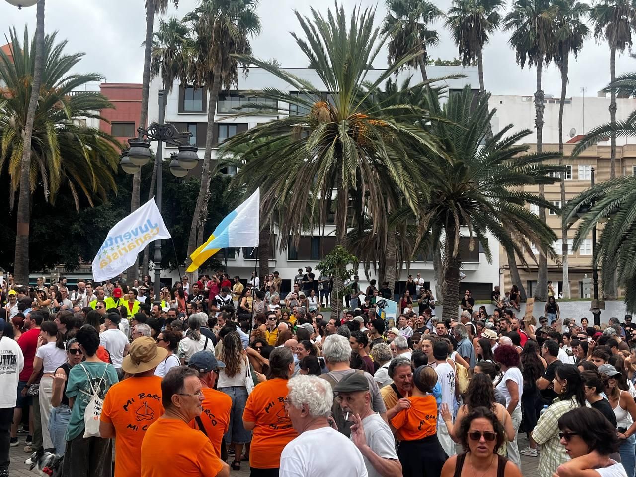 Miles de canarios han salido a la calle este sábado en Las Palmas de Gran Canaria, para alzar la voz contra la especulación